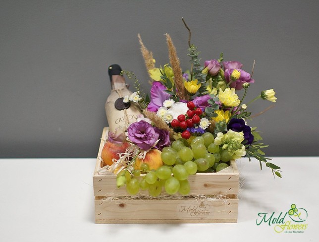 Compoziție cu eustoma, crizantemă și fructe (la comanda, 24 ore) foto